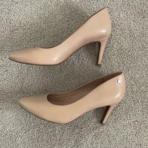 GUC Taryn Rose Tamara pumps tan size 9